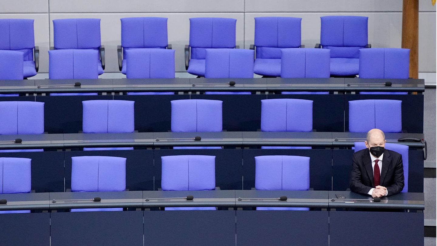 Bundeskanzler Olaf Scholz (SPD) sitzt alleine auf der Regierungsbank nach seiner Vereidigung