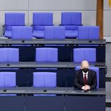 Bundeskanzler Olaf Scholz (SPD) sitzt alleine auf der Regierungsbank nach seiner Vereidigung