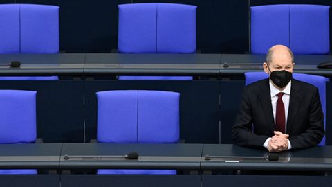 Bundeskanzler Olaf Scholz hat während einer Sitzung des Bundestages auf der Regierungsbank Platz genommen