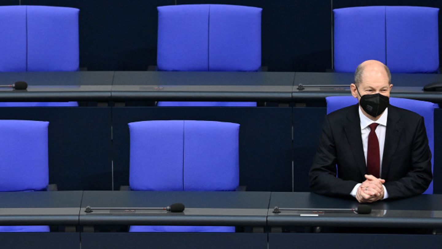 Bundeskanzler Olaf Scholz hat während einer Sitzung des Bundestages auf der Regierungsbank Platz genommen