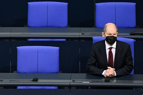Bundeskanzler Olaf Scholz hat während einer Sitzung des Bundestages auf der Regierungsbank Platz genommen