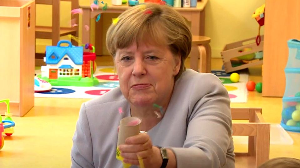 Abschied von Angela Merkel: Witzige Szenen aus 16 Jahren Kanzlerschaft Bundeskanzlerin a.D. Angela Merkel sitzt in einem Kindergarten