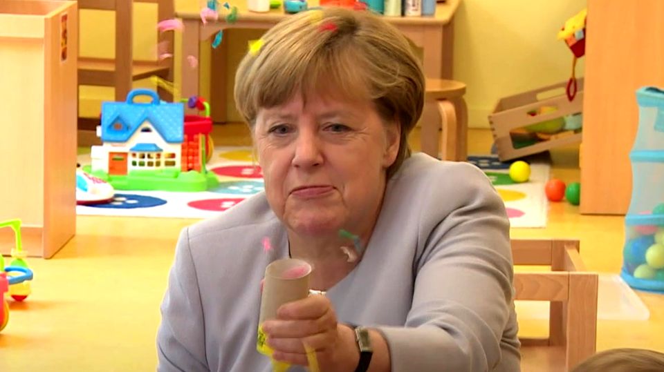 Bundeskanzlerin a.D. Angela Merkel sitzt in einem Kindergarten