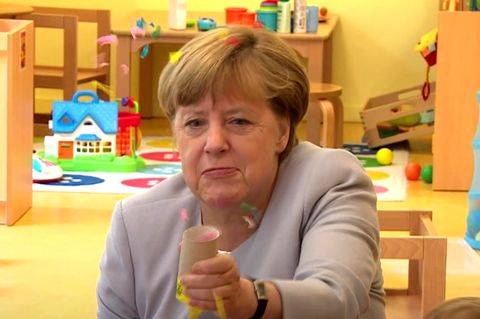 Bundeskanzlerin a.D. Angela Merkel sitzt in einem Kindergarten
