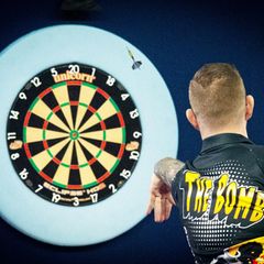 Darts Zubehör: Profispieler wirft einen Dart auf Dartboard