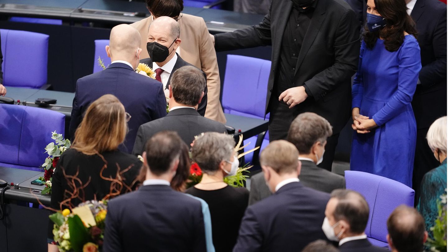 Olaf Scholz bei der heutigen Vereidigung zum Kanzler. Vor ihm eine Reihe Gratulanten mit Blumen und Glückwünschen Olaf Scholz bei der heutigen Vereidigung zum Kanzler. Vor ihm eine Reihe Gratulanten mit Blumen und Glückwünschen