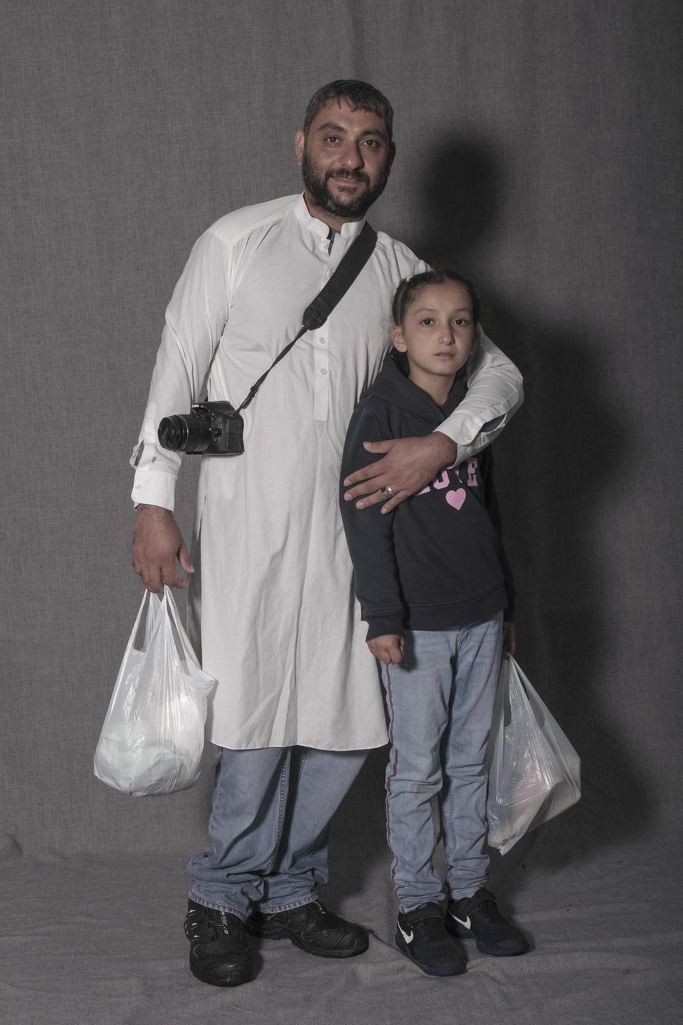 Afghanische Flüchtlinge (FINAL) >> Der ehemalige Sprachvermittler der Bundeswehr und Mitarbeiter der GTZ Abdullah Aryan nach seiner Flucht aus Afgahnistan mit der NATO Luftbr cke. Fotografiert in Hermerskeil am 13.09.2021 mit seinen beiden T cht... Abdullah Aryan Arm in Arm mit seiner Tochter Ommul Jamil