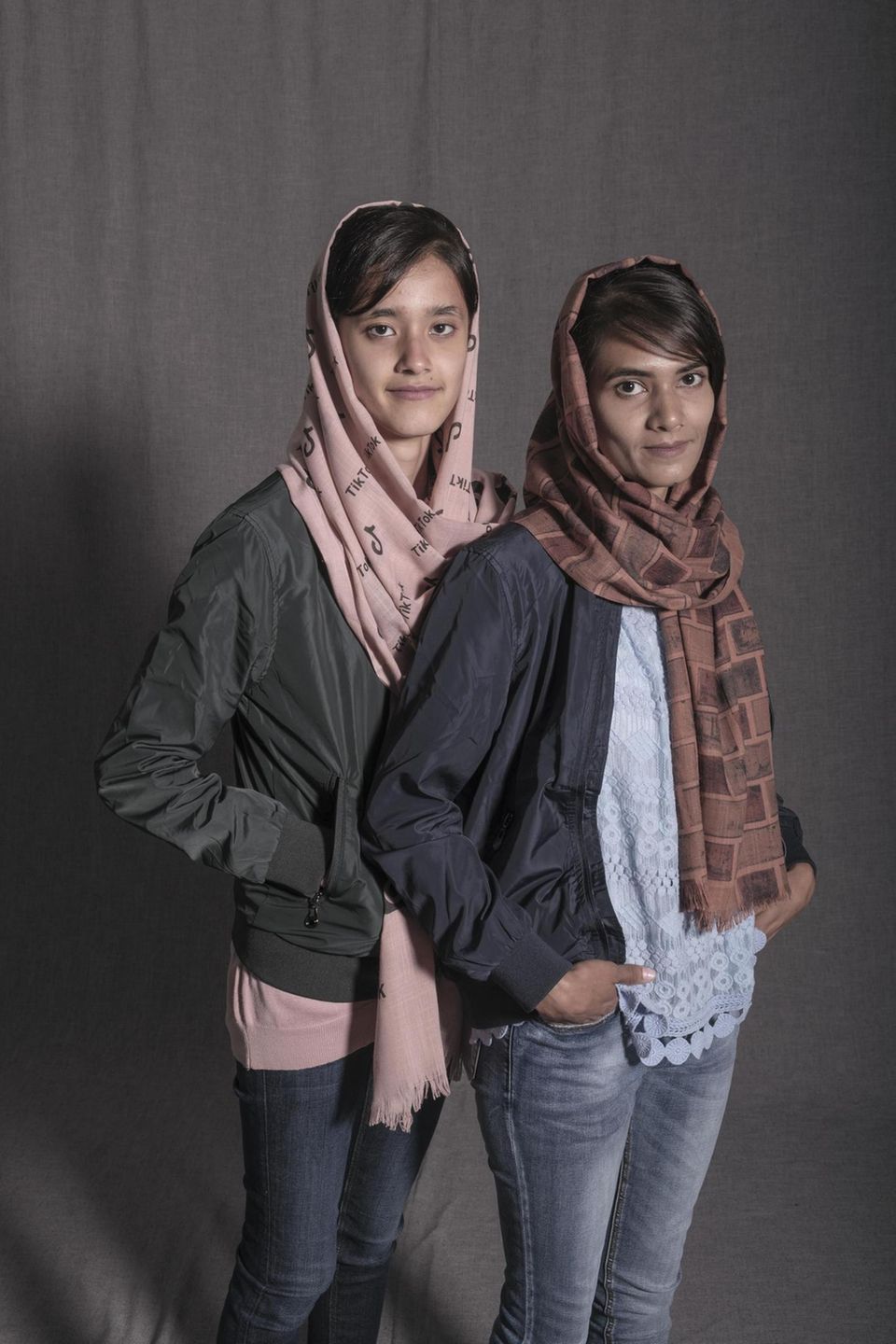 Afghanische Flüchtlinge Teil 2 (FINAL) >> Die beiden Schwestern Arzoo Kabuli (10 Januar 2001) und Parwana Kabuli (27. Juli 1995) sind mit der Luftbr cke der amerikanischen Streitkr fte am 25.08.2021 vor den Taliban geflohen. Redkateurin: Ingird ... Arzoo und Parwana Kabuli stehen nebeneinander, Schäle haben sie locker um ihre Köpfe gelegt