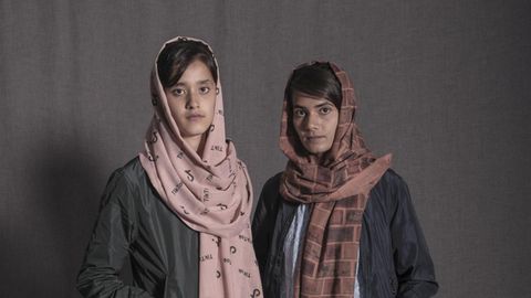 Die Schwestern Arzoo und Parwana Kabuli stehen nebeneinander, die Hände in den Hosentaschen