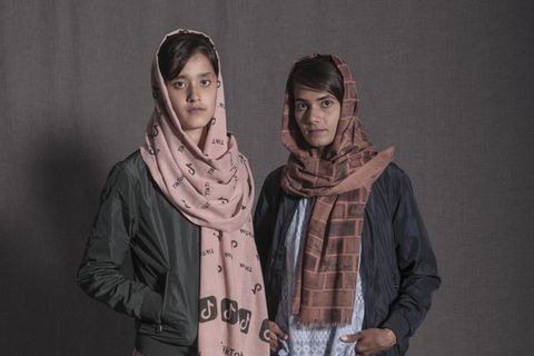 Die Schwestern Arzoo und Parwana Kabuli stehen nebeneinander, die Hände in den Hosentaschen