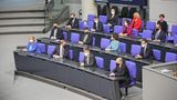 Und hier sitzen sie auf der Regierungsbank, die neuen Ministerinnen und Minister