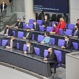 Und hier sitzen sie auf der Regierungsbank, die neuen Ministerinnen und Minister