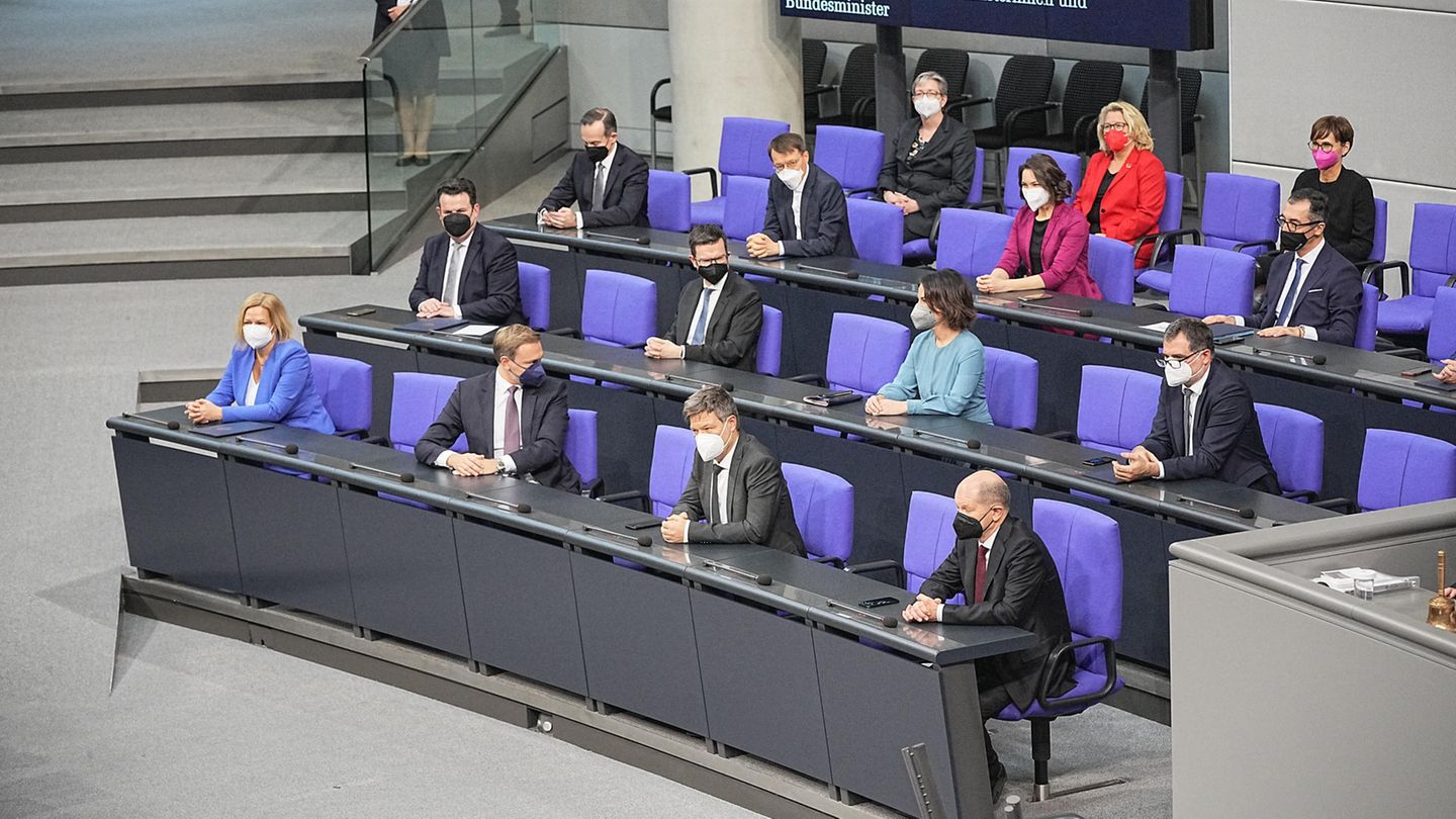 Und hier sitzen sie auf der Regierungsbank, die neuen Ministerinnen und Minister