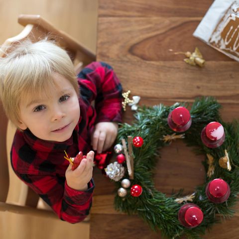 Ein Kind bastelt zu Weihnachten