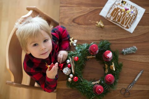 Ein Kind bastelt zu Weihnachten