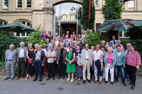 Die Praxismitarbeiter stehen vor einem Café in Hamburg