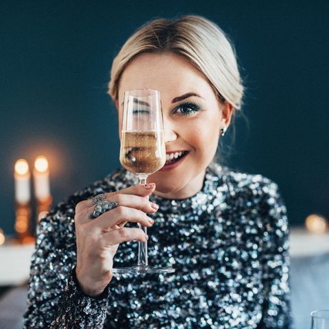 Frau in Champagnerlaune