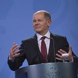 Scholz spricht am Rednerpult