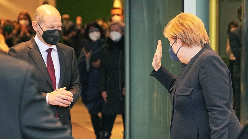 Merkel winkt Scholz zum Abschied