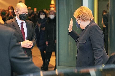 Merkel winkt Scholz zum Abschied