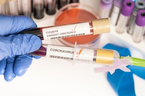 Blutproben mit der Aufschrift "Covid19 Variant Omicron"