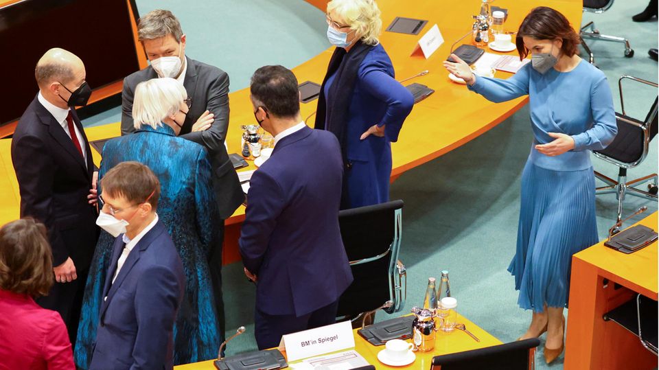 Der neue Bundeskanzler, Olaf Scholz (l.), und die neuen Minister stehen zu Beginn der konstituierenden Kabinettssitzung
