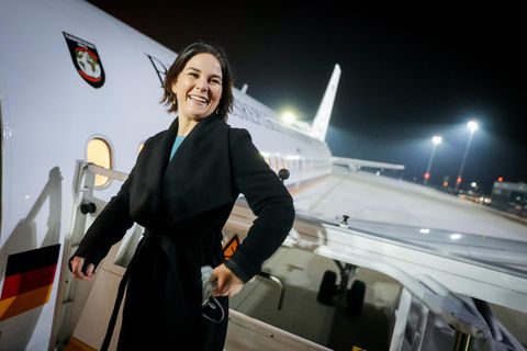 Annalena Baerbock startet lachend zu ihrer ersten Dienstreise