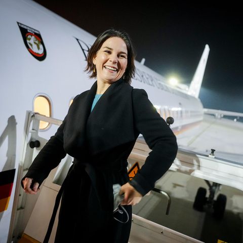 Annalena Baerbock startet lachend zu ihrer ersten Dienstreise