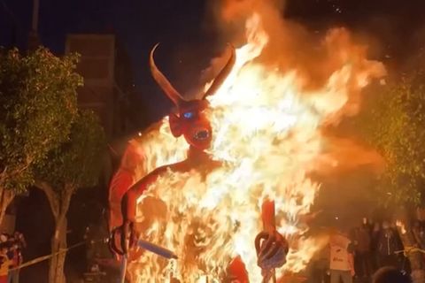 Video: Der "brennende Teufel" läutet die Weihnachtszeit in Guatemala ein