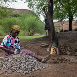 Eine Frau aus Kinakoni hämmert Steine klein
