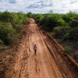 Der 14-Jährige Schüler Mutati Makali Kilii auf dem Heimweg von der Kinakoni Primary School