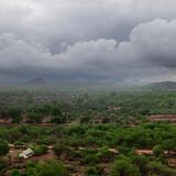Schwere Regenwolken ziehen über Kinakoni hinweg