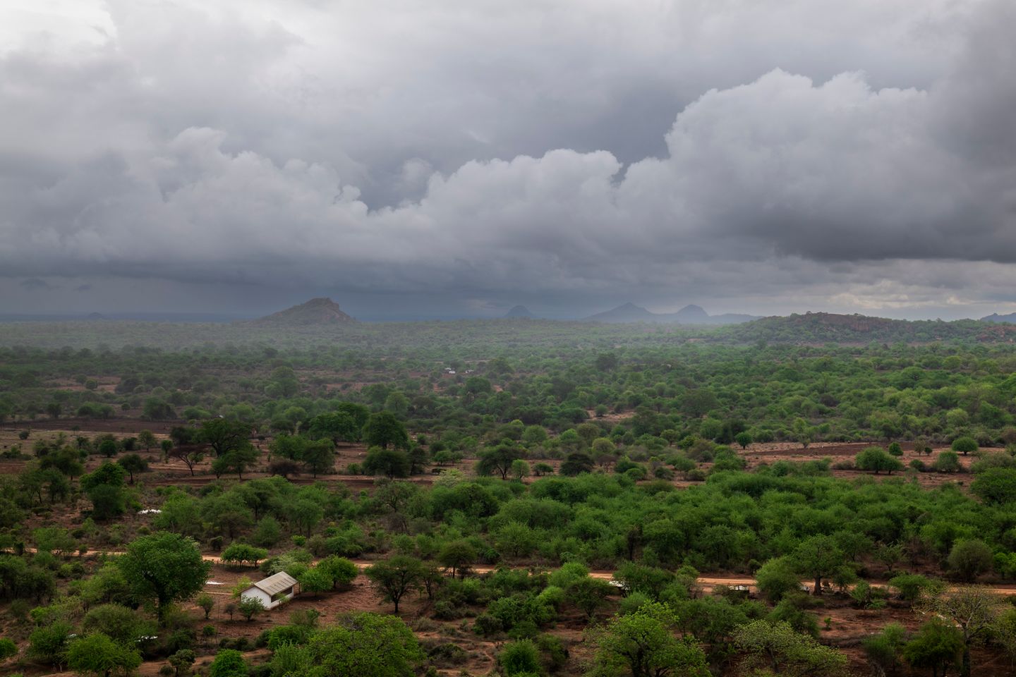 Schwere Regenwolken ziehen über Kinakoni hinweg