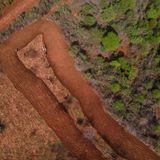 Ein Bauer pflügt sein Feld