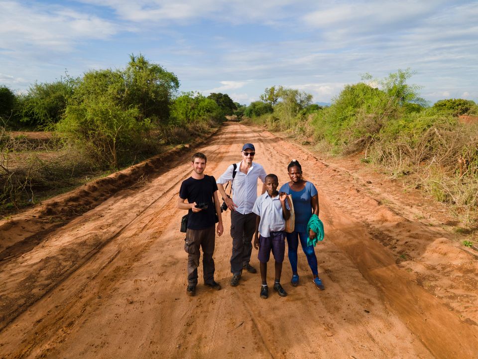 Mehr als zwei Millionen Euro ausgeschüttet: Das stern-Team vor Ort in Kinakoni: Fotograf Jonas Wresch (l.) und stern-Projektleiter Marc Goergen. Neben ihnen der Schüler Mutati Makali Kilii und die Dorfchefin Josephine Mbuwi. Das stern-Team vor Ort in Kinakoni: Fotograf Jonas Wresch (l.) und stern-Projektleiter Marc Goergen. Neben ihnen der Schüler Mutati Makali Kilii und die Dorfchefin Josephine Mbuwi.