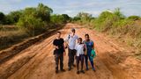 Das stern-Team vor Ort in Kinakoni: Fotograf Jonas Wresch (l.) und stern-Projektleiter Marc Goergen. Neben ihnen der Schüler Mutati Makali Kilii und die Dorfchefin Josephine Mbuwi.