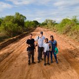 Das stern-Team vor Ort in Kinakoni: Fotograf Jonas Wresch (l.) und stern-Projektleiter Marc Goergen. Neben ihnen der Schüler Mutati Makali Kilii und die Dorfchefin Josephine Mbuwi.