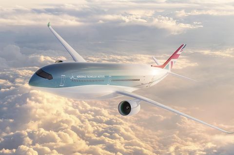 Ein Flugzeug fliegt über den Wolken