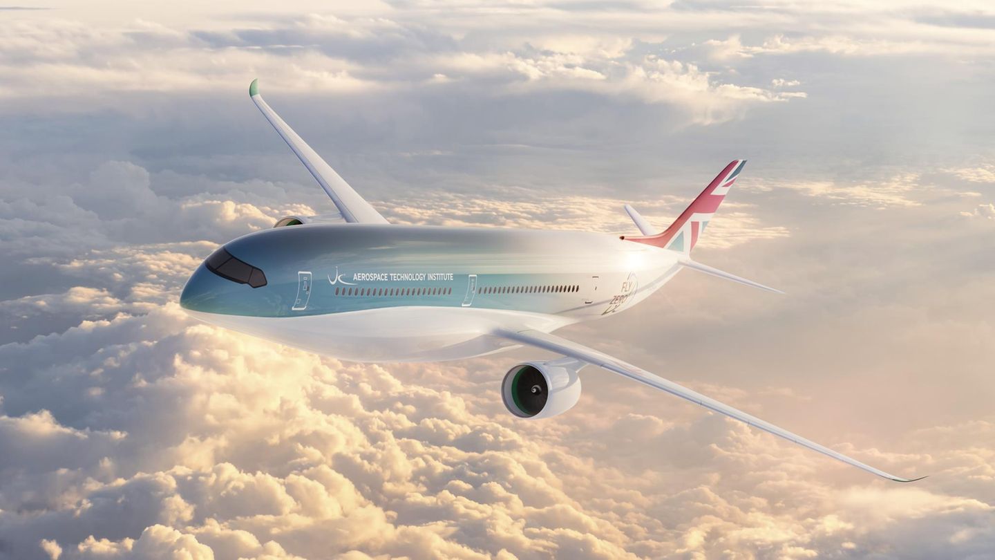 Ein Flugzeug fliegt über den Wolken