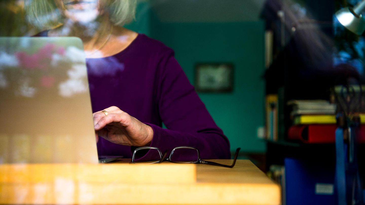Home office: the way from bed to work at home is insured against accidents