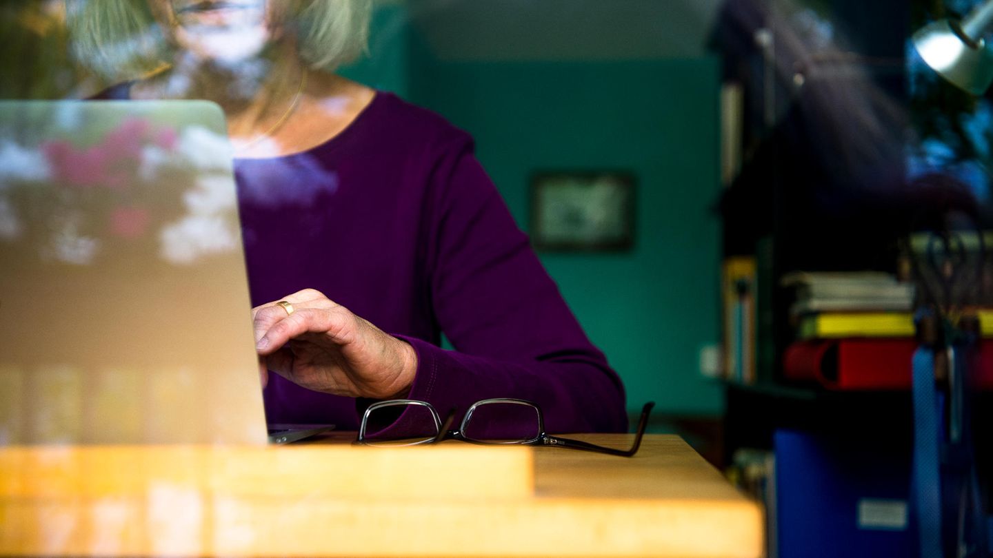 Eine Frau arbeitet an einem Laptop