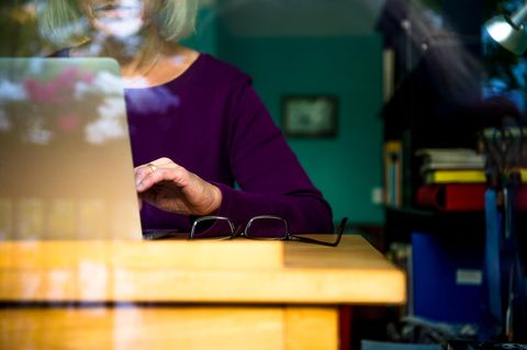 Eine Frau arbeitet an einem Laptop