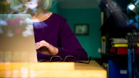 Eine Frau arbeitet an einem Laptop