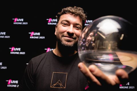 Rapper Materia zeigt seinen Musikpreis "1LIVE Krone 2021". 
