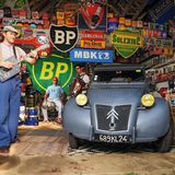 OgustO C.1954 Augustine  Es ist eine hübsche Kutsche, eine verflixt seltsame Maschine. Auch wenn sie nicht sehr wild ist, scheint sie den Mädchen zu gefallen.