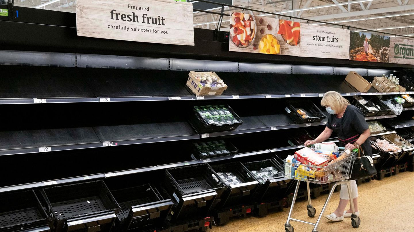 Leere Regale in einem Supermarkt in Cardiff