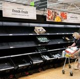 Leere Regale in einem Supermarkt in Cardiff