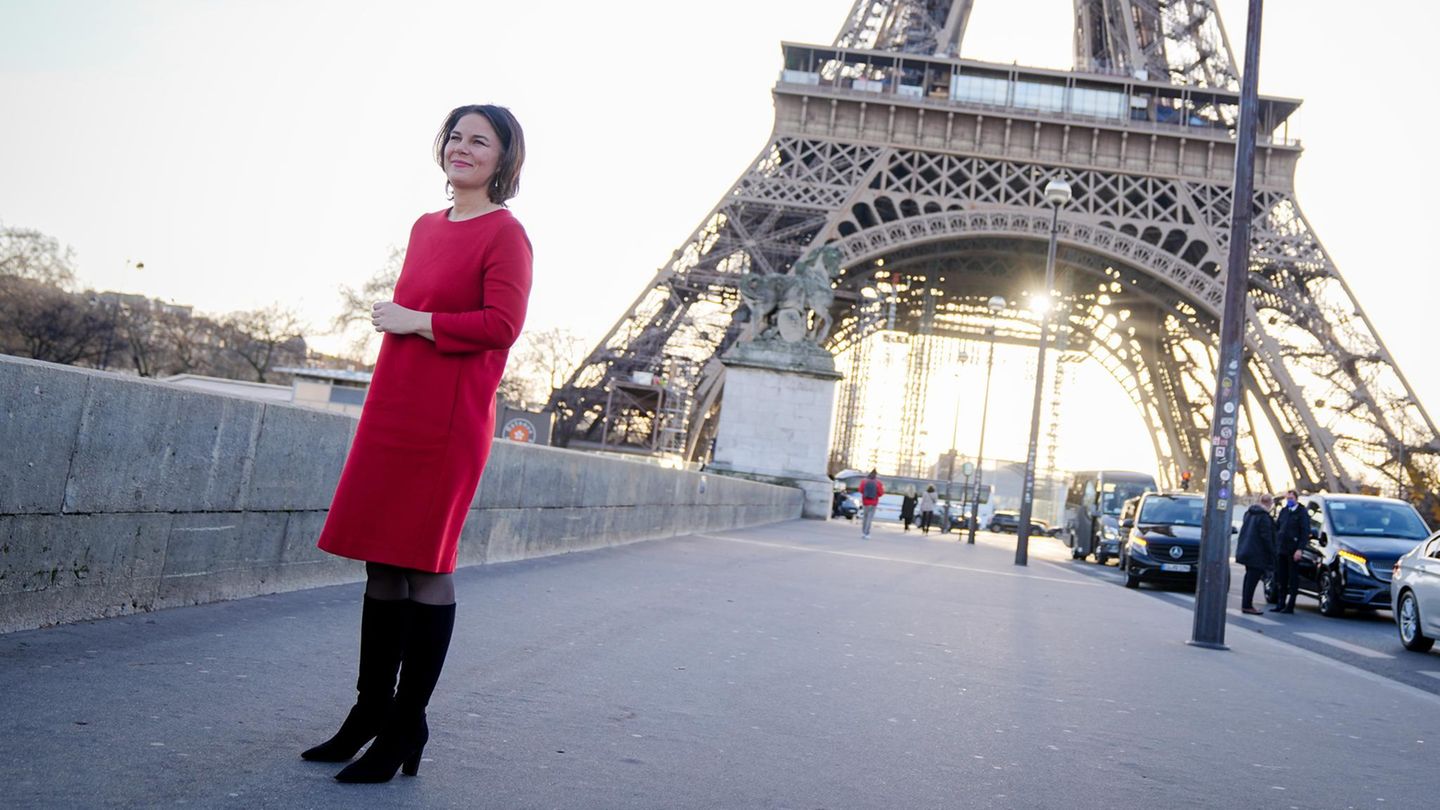 Annalena Baerbock steht vor dem Eiffelturm
