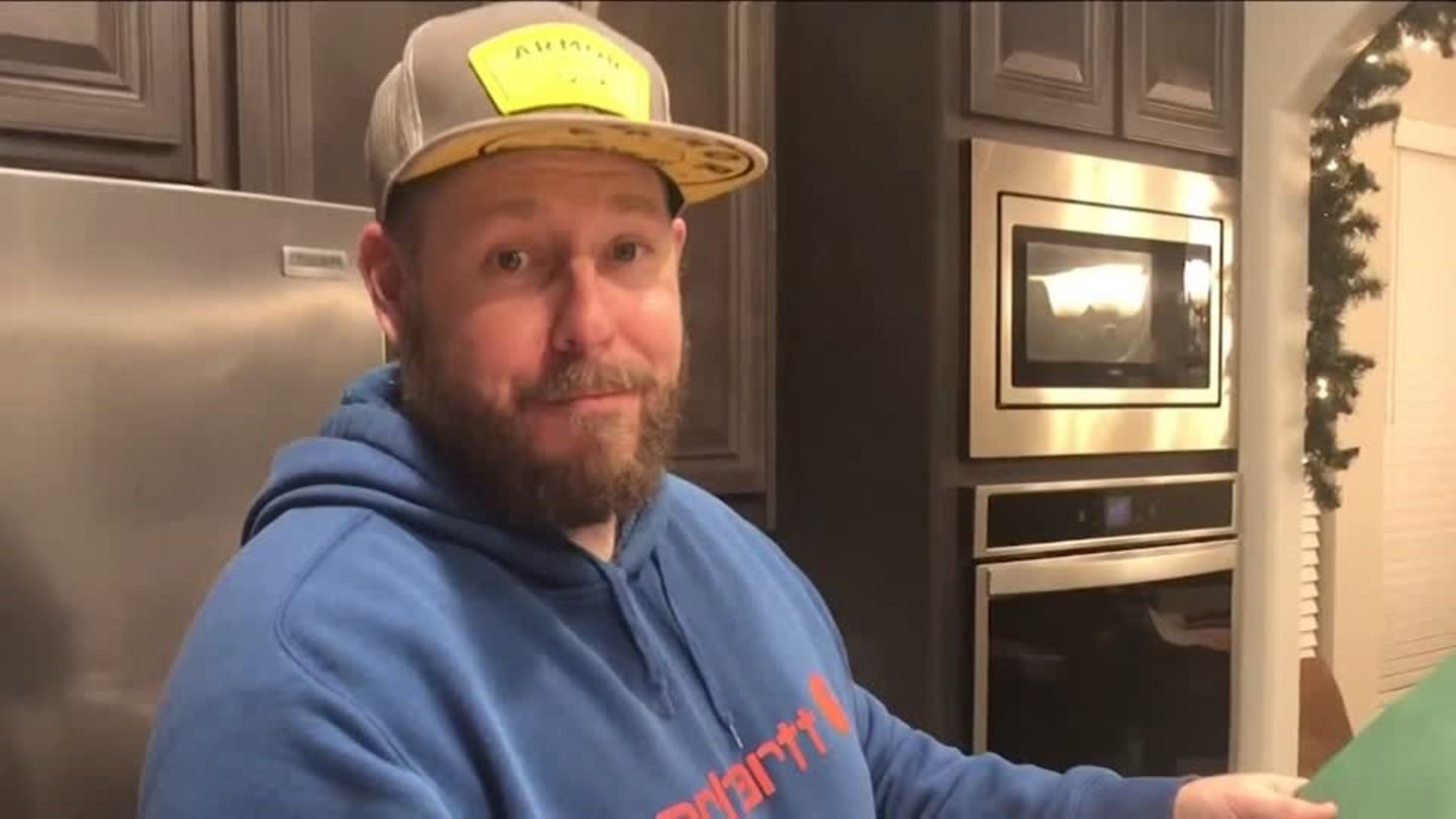 Better: 900 employees dismissed via video call – a fired man unpacks (video)