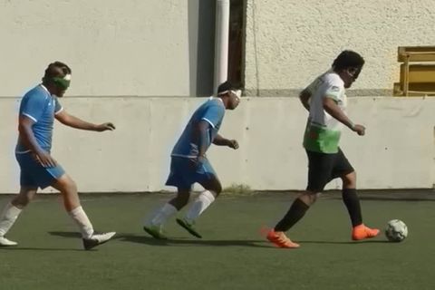 Video: Blindenfußball: Der Sport hilft auch im Alltag